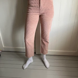 Rosa byxor  - Rosa byxor från Gina Tricot i strl 36. 