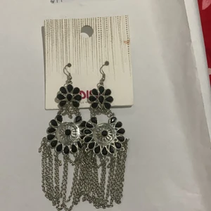 Örhängen  - Oanvända örhängen från Indiska 