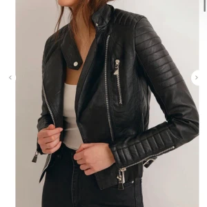 Skinnjacka strlk XS/S - Poppulära skinnjackan från Chiquelle, säljer för att den inte passar längre. Har knappt använt den, kan skicka bilder privat. Nypris 799kr 