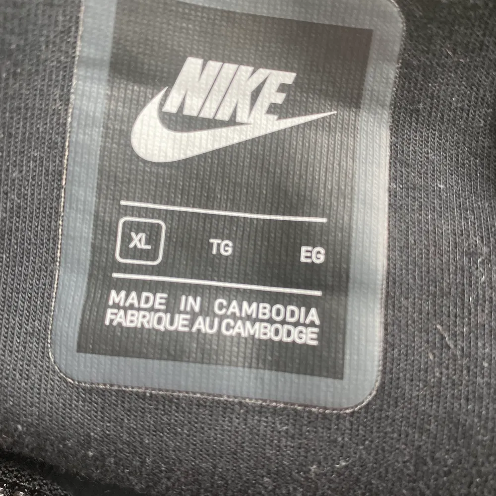 Hej jag säljer min svarta Nike tech eftersom att den är för stor för mig. Jag köpte den på nike.com för 1299 och säljer för 900+frakt.. Hoodies.
