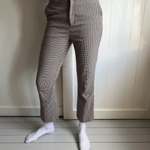 Kostymbyxa  - Rutiga Kostymbyxor från Gina Tricot i strl 36! I fint skick och använda fåtal gånger! 
