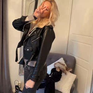 Skinnjacka  - En jätte SNYGG skinnjacka som jag köpte för nått år sen. Skriv för intresse 💘