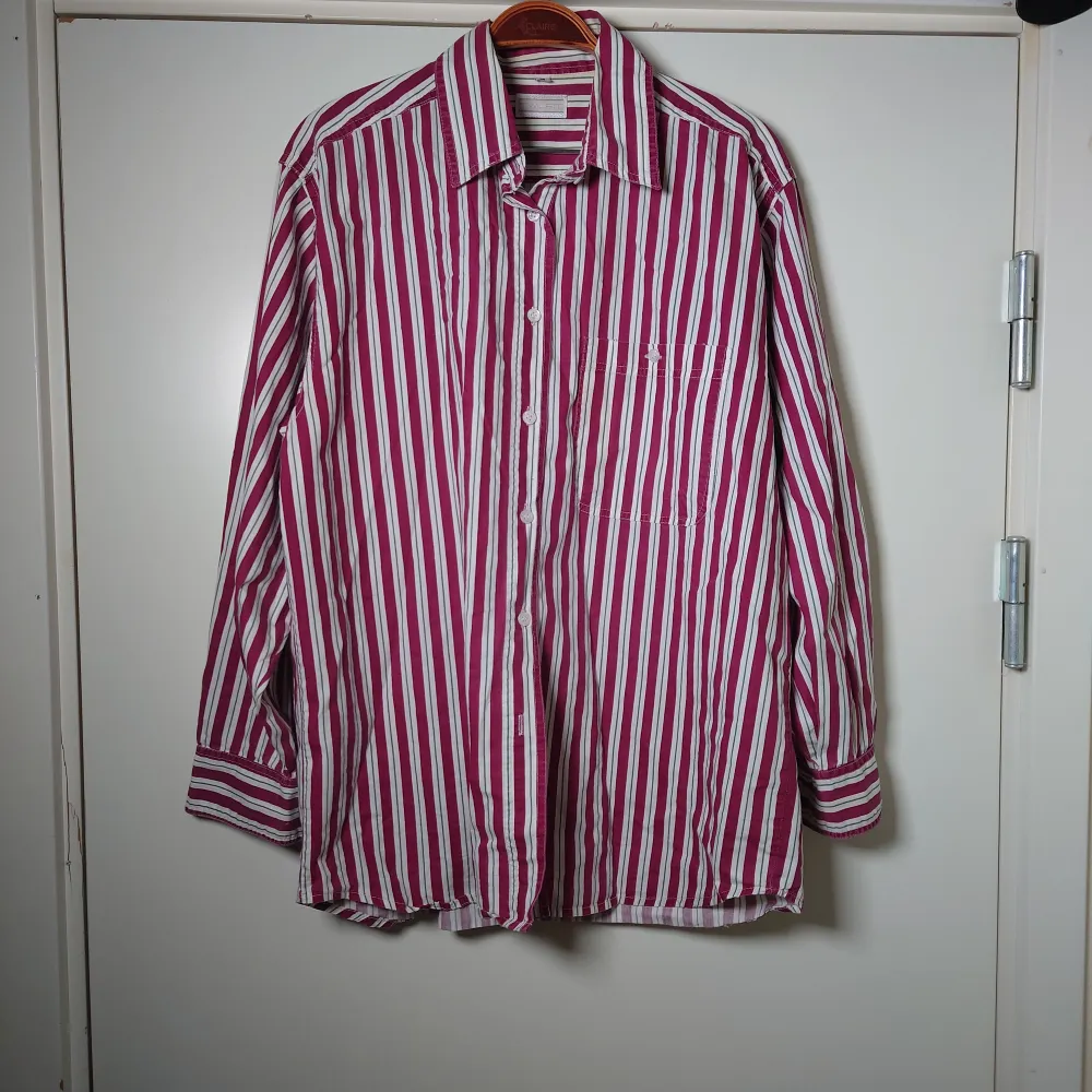 Röd- och vitrandig skjorta, storlek M🌿. Skjortor.