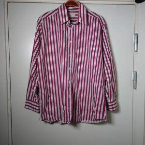 Röd- och vitrandig skjorta, storlek M🌿