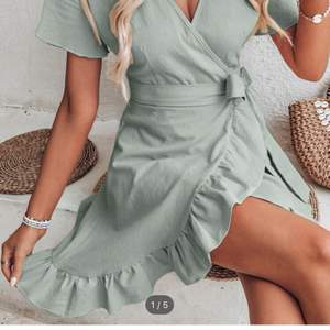 Mintgrön klänning i nytt skick, aldrig använd. Köparen står för frakt