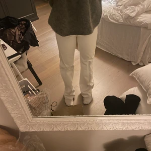 Vita raka jeans - Vita jeans i en rak modell. Dem är väldigt långa, jag är 170 och dem är nästan lite för långa för mig