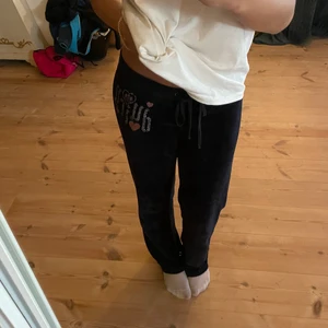 Mörk blått juicy sätt🌌 - Mörk blått juicy sätt🌌 Går såklart att bara köpa byxorna eller koftan också om man hellre vill det❤️ Kom privat för mer information och bilder! Kan tänka mig att sänka priset vid snabb affär!💙