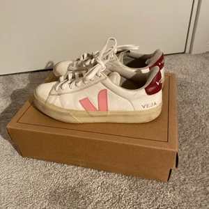 Veja skor - Så fina veja skor, säljer då de är för små. Ganska använda därav priset. De är slutsålda(köpte på otherstories), kostade 1350kr. Köparen står för frakt 