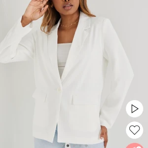Vit blazer - Säljer den här as snygga blazern för jag har alldeles för många och måste rensa. Har inte hunnit använda, köpte från Nelly förra månaden för 599kr, men säljer för endast 200 + frakt. Om du bor i Örebro kan vi mötas. Storlek 34, lite oversized passform.