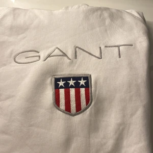Gant tröja stM - Säljer min fina Gant tröja med luva pågrund av att det inte är min still längre. Har aldrig använt den och fick den i julklapp förra året. Den är helt oanvänd och i jätte fint skick. Den klassiska modellen och väldigt populär. 