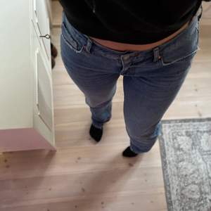 Helt nya jeans från GinaTricot (endast testade en gång) i modellen Straight Low Jeans, färg blå. Säljer pågrund av att jag inte är bekväm i lågmidjat. Skicka för fler bilder. Nypris 499