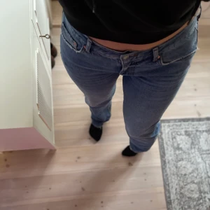 Straight Low jeans GinaTricot - Helt nya jeans från GinaTricot (endast testade en gång) i modellen Straight Low Jeans, färg blå. Säljer pågrund av att jag inte är bekväm i lågmidjat. Skicka för fler bilder. Nypris 499