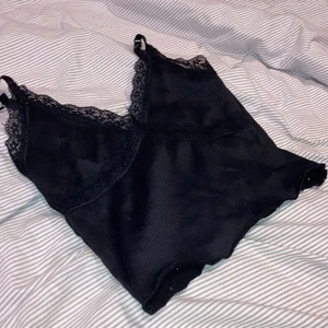 Tröja med spets - BRANDY MELVILLE !! Fin helsvart tröja men spets. 