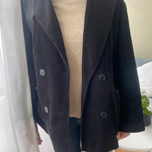 Kappa - Säljer min super snygga kappa från hm som inte går att köpa längre, nyskick och passar perfekt nu till hösten och vintern🫶🏼🫶🏼🫶🏼 är 172 och den sitter lite overzised på mig!