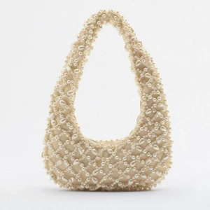 Pärl väska Zara - Jätte fin väska från zara, säljer då jag inte kommer använda den nu under höst å vinter. Nypris 500kr!