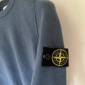 Riktigt fin stickad stone island tröja inköpt på NK i Göteborg för 2799. Tröjan är sparsamt använd och i väldigt fint skick! Tröjan är i storlek Small.  