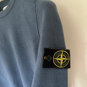 Stickad stone island tröja  - Riktigt fin stickad stone island tröja inköpt på NK i Göteborg för 2799. Tröjan är sparsamt använd och i väldigt fint skick! Tröjan är i storlek Small.  