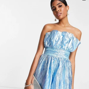 Blå playsuite från ASOS  - Aldrig använt, hann aldrig skicka tillbaka den innan tiden gick ut. Är slutsåld på ASOS. St 36. Köpte för 689 kr. 