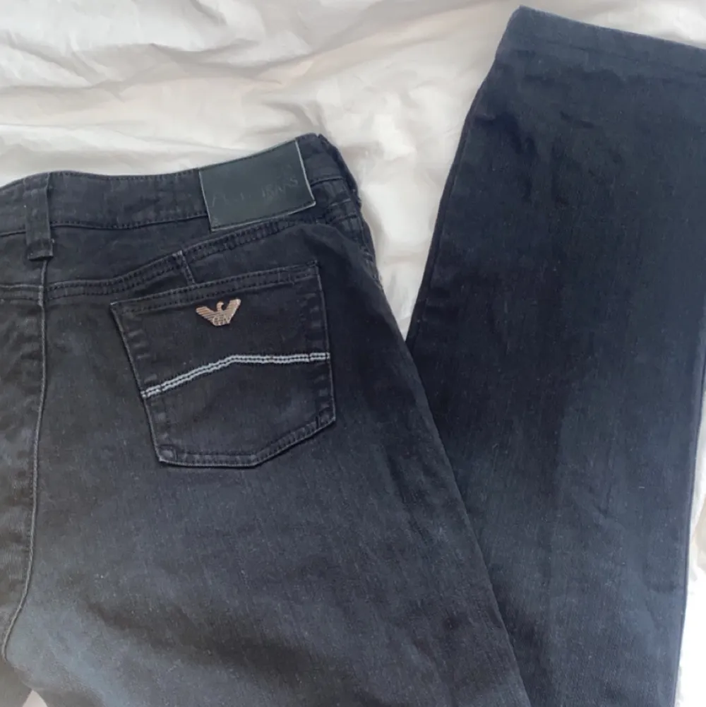 SKIT SNYGGA Armani jeans som är äkta och har paljetter på båda bakfickorna!!! Köpta second hand!!!tyvär passar dom inte mig i storleken(midjemått 74) skulle säga att dom sitter bootcutl/baggy 🙌och dom är lowrise/mid 😽kom  privat för mer frågor👍👍. Jeans & Byxor.