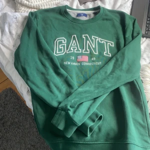 Grön sweetshirt - Super fin och hostig sweetshirt från gant! Inga defekter<3passar xs -s också 