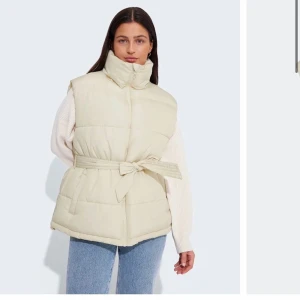 Väst - Säljer min jätte sköna väst från bikbok, helt ny & har aldrig använts. prislapp även på. Köparen står för frakt🤍