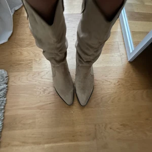 Boots - Säljer dessa as snygga och trendiga boots, som tyvärr är för små❤️ Behövde lägga ut en ny annons för har nytt konto. Storlek 39 men mer 38. Fick dom i present, vet inte vart de är från tyvärr ❤️ säljer dom för 600kr inkl frakt. Skriv för fler bilder