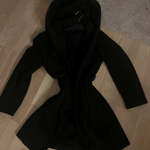 Svart kappa Zara - En svart kappa med luva från Zara! 