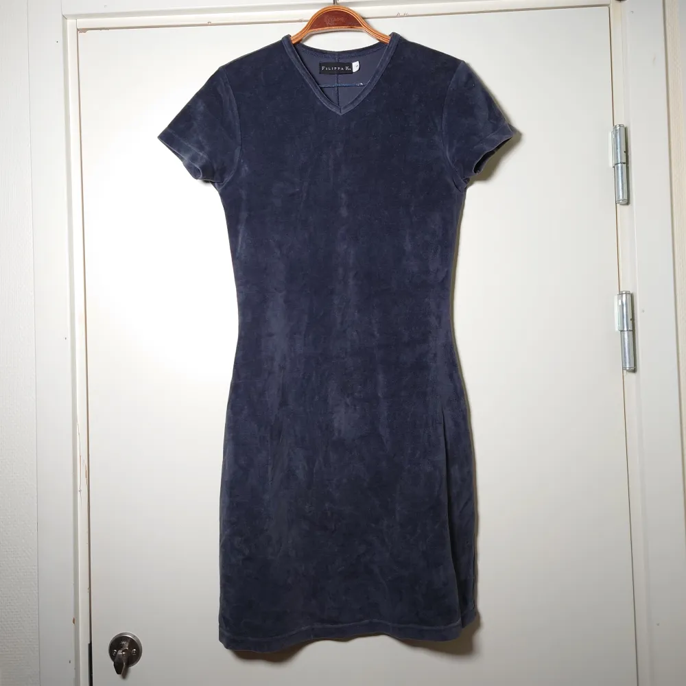 Stilren, blågrå, klänning från Filippa K. Mjukt material, som sammet/velvet/velour🌿. Klänningar.