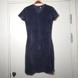 Stilren, blågrå, klänning från Filippa K. Mjukt material, som sammet/velvet/velour🌿