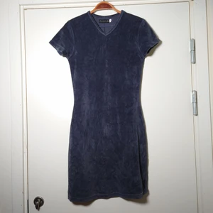 Filippa K klänning - Stilren, blågrå, klänning från Filippa K. Mjukt material, som sammet/velvet/velour🌿