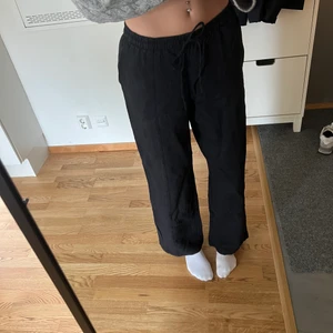 Linnebyxor - Fina linnebyxor från Zara. Använda 1 gång.  Slutsålda på Zaras hemsida, Nypris 359kr. Jag är 172 lång och på mig är de perfekta i längden😍