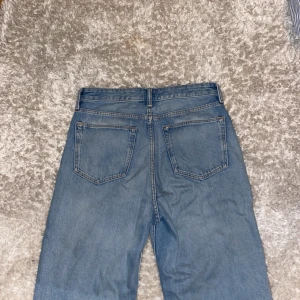 Blåa jeans - Ett par Jeans jag inte använder  Storlek 32/32 Ljusblåa 9/10 skick  Baggy