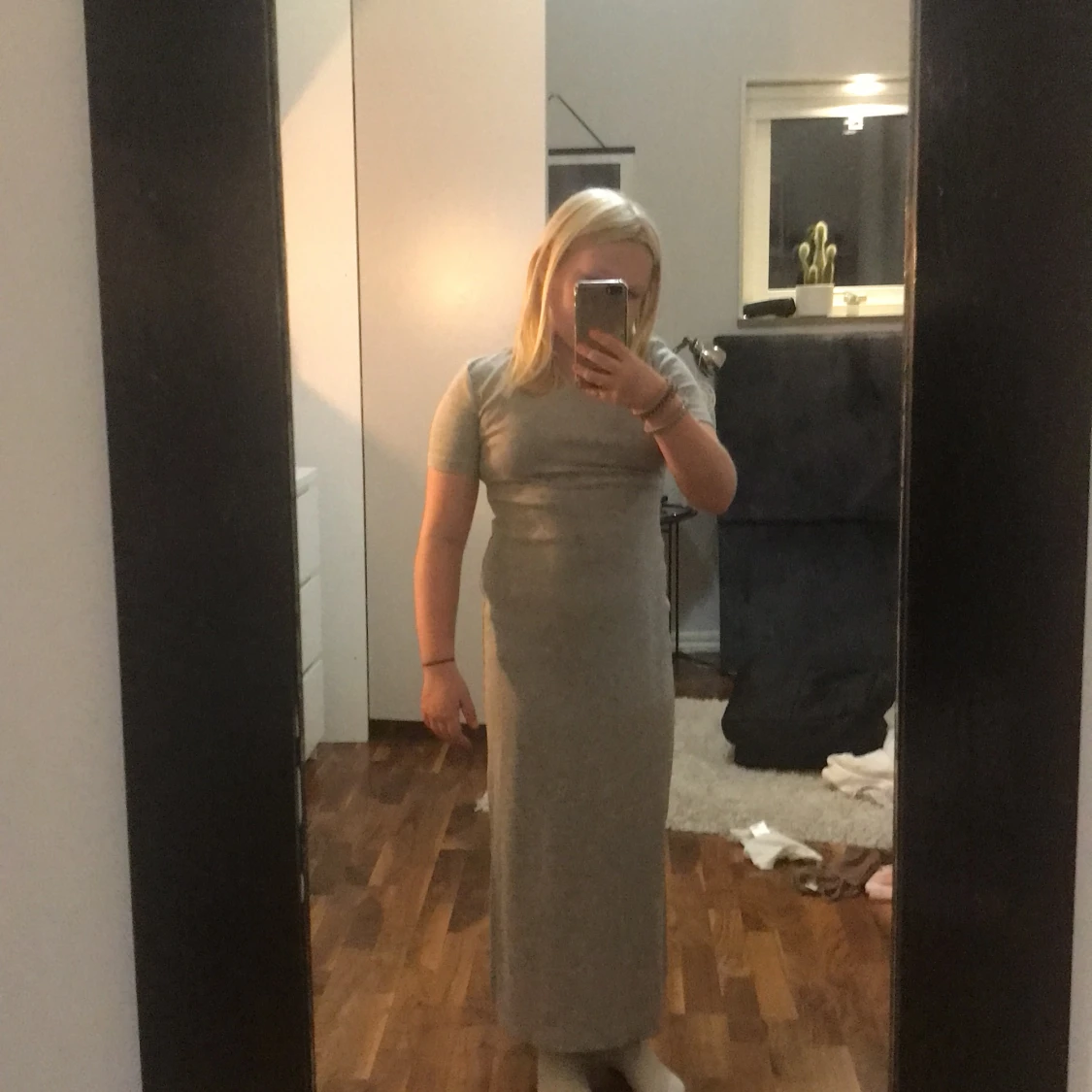 Ribbad grå långklänning med slits