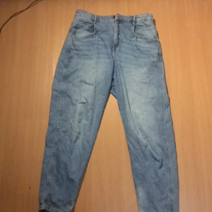 Jeans! - Jag säljer mina blåa jeans eftersom att jag inte längre behöver de. De är väldigt bekväma och kedjan funkar bra! det finns inga fläck eller hål. 
