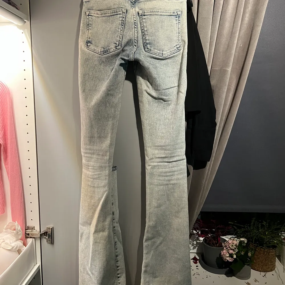Snitsnygga bootcut jeans från bikbok. Knappt använda. Kan skicka fler bilder vid intresse😊. Jeans & Byxor.