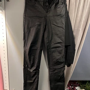 Läder byxor  - Skitsnygga läder imiterade byxor från vero Moda. Kan skicka fler bilder vid intresse😊
