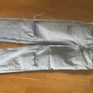 Mid Jeans - Riktigt fina jeans med hål på knäna och låret. 