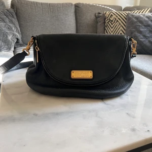 Marc by Marc Jacobs - Classic Q Natasha - Säljer min fina väska då den tyvärr inte kommer till användning. Sparsamt använd därav i väldigt gott skick.   Ungefärliga mått 30x23cm  Inköpspris ca 3900kr