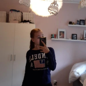Bondelid sweatshirt - Mörkblå sweatshirt med tryck. Mysig och håller värmen till vintern. Använd men bra skick
