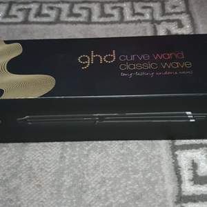 Helt ny och oanvänd. Se info nertill    https://www.ghdhair.com/se/locktang-wands-tanger/ghd-curve-classic-wave-wand-p-301