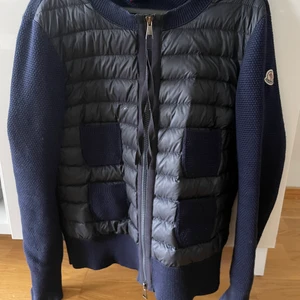 Moncler cardigan - Säljer min fina moncler cardigan då den Tyvär inte kommer till användning💞💞Har tappat bort kvittot men man kan scanna Qr-koden💞💞 Tryck INTE PÅ KÖP DIREKT💞