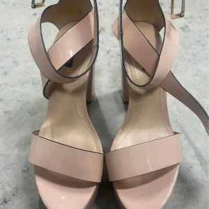 Helt nya beige klackskor - storlek 38 - Helt nya klackskor från Zara i beige.  Storlek 38. Klackhöjd: 12 cm (platå 4,5 cm) 