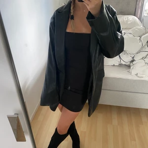 Blazer - Jättefin leather blazer från motel rocks, aldrig använd bara testad (prislapp kvar). Är i xxs men är större i storleken så passar s/m också skulle jag säga. Den är oversized i storleken, hör av er för fler bilder💓💫nypris 800kr