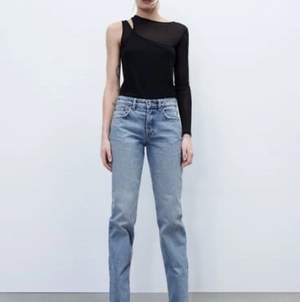 Jeans från zara mid rise straight i storlek 38, säljer pågrund av att dom blivit för stora för mig.   300kr ink frakt🥰