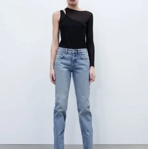 Jeans straight - Jeans från zara mid rise straight i storlek 38, säljer pågrund av att dom blivit för stora för mig.   300kr ink frakt🥰