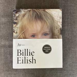 Intressekoll på min Billie Eilish bok. Är inte säker på om jag vill sälja boken så kom med bud i kommentarerna. Frakt tillkommer🥰