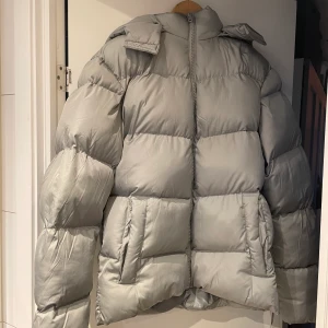 Puffer jacket - Säljer min oanvända pufferjacket. Nypris 739kr. Storlek XS men sitter som en S