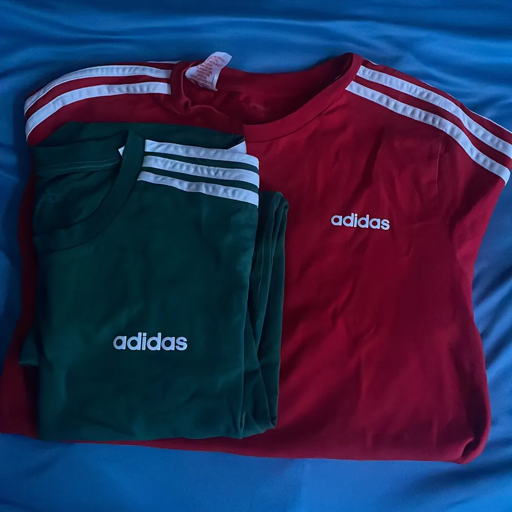 Röd o grön adidas tröjor. 1st för 100. 2st för 149. T-shirts.