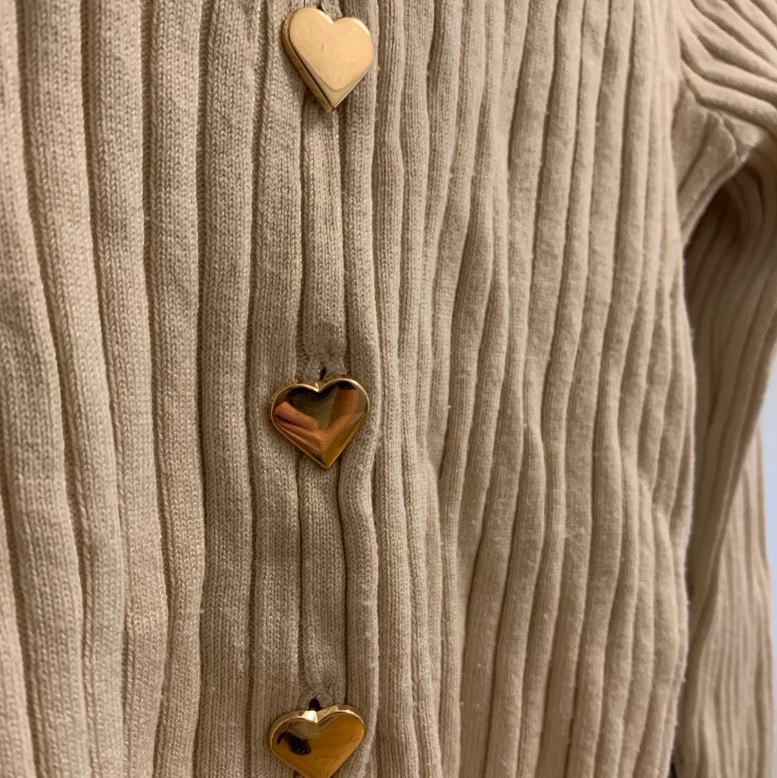 Ribbad crop top med hjärtknappar  - 91