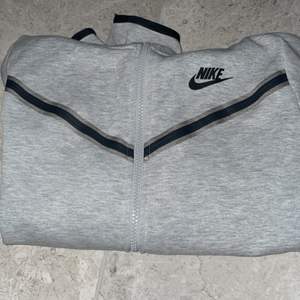 Jag säljer min Nike teetch fleece för 800kr i storlek s. Den är både för tjejer och killar. Skriv om mer information😀 frakt 50 kr